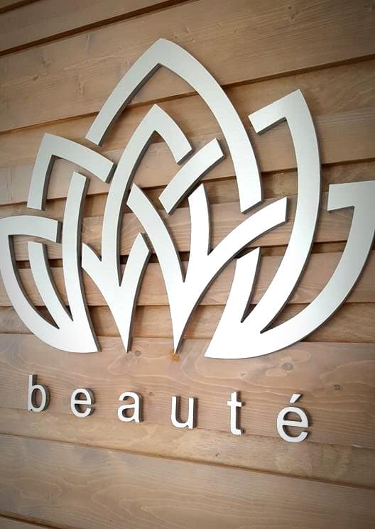 Muros corporativos y recepción en Monterrey